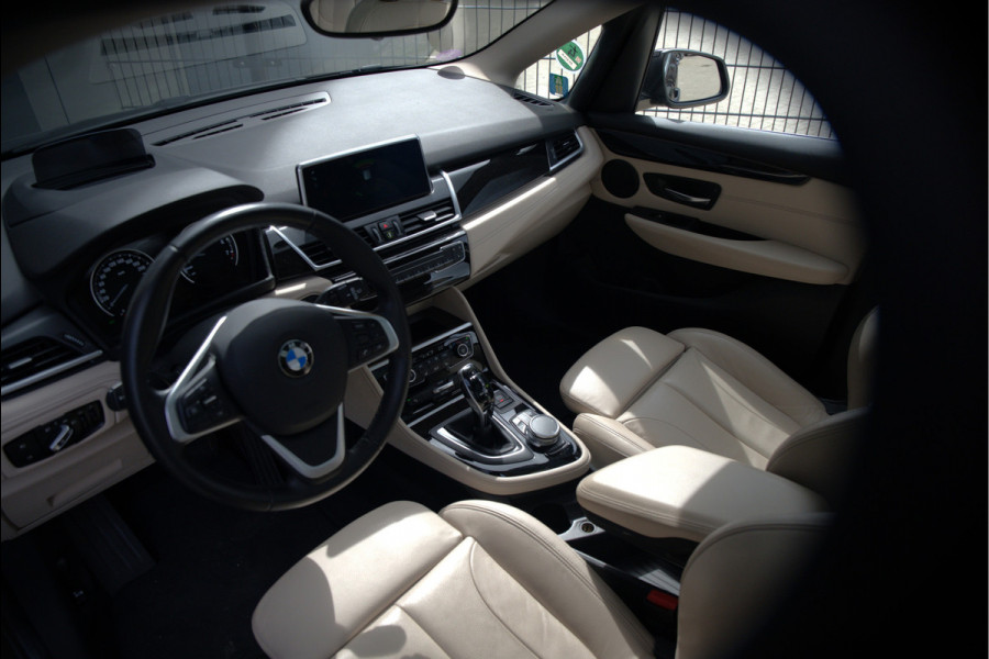 BMW 2 Serie Active Tourer 218i High Executive Luxury Line | Panoramadak | Stoelverwarming | Head-Up Display | Parkeersensoren | Navigatie | Trekhaak | Cruise Control | Climate Control | NAP