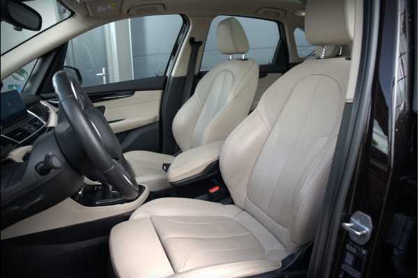 BMW 2 Serie Active Tourer 218i High Executive Luxury Line | Panoramadak | Stoelverwarming | Head-Up Display | Parkeersensoren | Navigatie | Trekhaak | Cruise Control | Climate Control | NAP