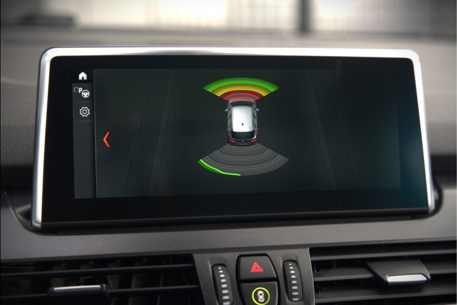 BMW 2 Serie Active Tourer 218i High Executive Luxury Line | Panoramadak | Stoelverwarming | Head-Up Display | Parkeersensoren | Navigatie | Trekhaak | Cruise Control | Climate Control | NAP