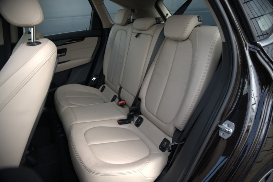 BMW 2 Serie Active Tourer 218i High Executive Luxury Line | Panoramadak | Stoelverwarming | Head-Up Display | Parkeersensoren | Navigatie | Trekhaak | Cruise Control | Climate Control | NAP