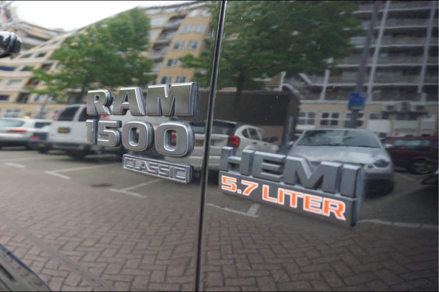 Dodge Ram 1500 5.7 V8 HEMI 4WD | BLACK OPTIC | Classic | 300L LPG | APPLE CARPLAY | Stoel- stuurverwarming | Navigatie | Pano-dak |