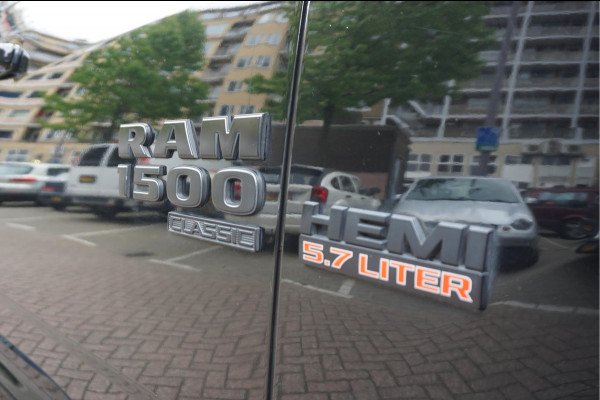 Dodge Ram 1500 5.7 V8 HEMI 4WD | BLACK OPTIC | Classic | 300L LPG | APPLE CARPLAY | Stoel- stuurverwarming | Navigatie | Pano-dak |