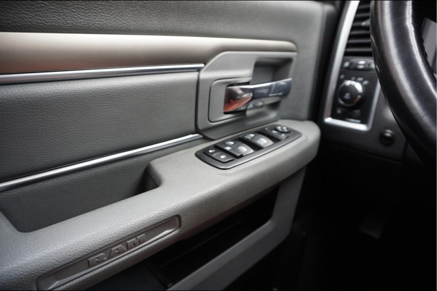 Dodge Ram 1500 5.7 V8 HEMI 4WD | BLACK OPTIC | Classic | 300L LPG | APPLE CARPLAY | Stoel- stuurverwarming | Navigatie | Pano-dak |