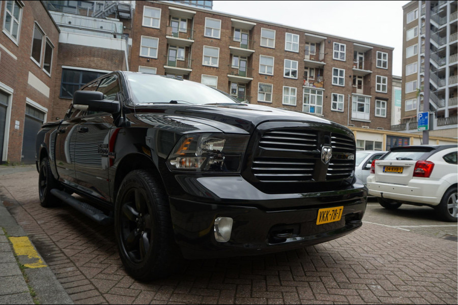 Dodge Ram 1500 5.7 V8 HEMI 4WD | BLACK OPTIC | Classic | 300L LPG | APPLE CARPLAY | Stoel- stuurverwarming | Navigatie | Pano-dak |
