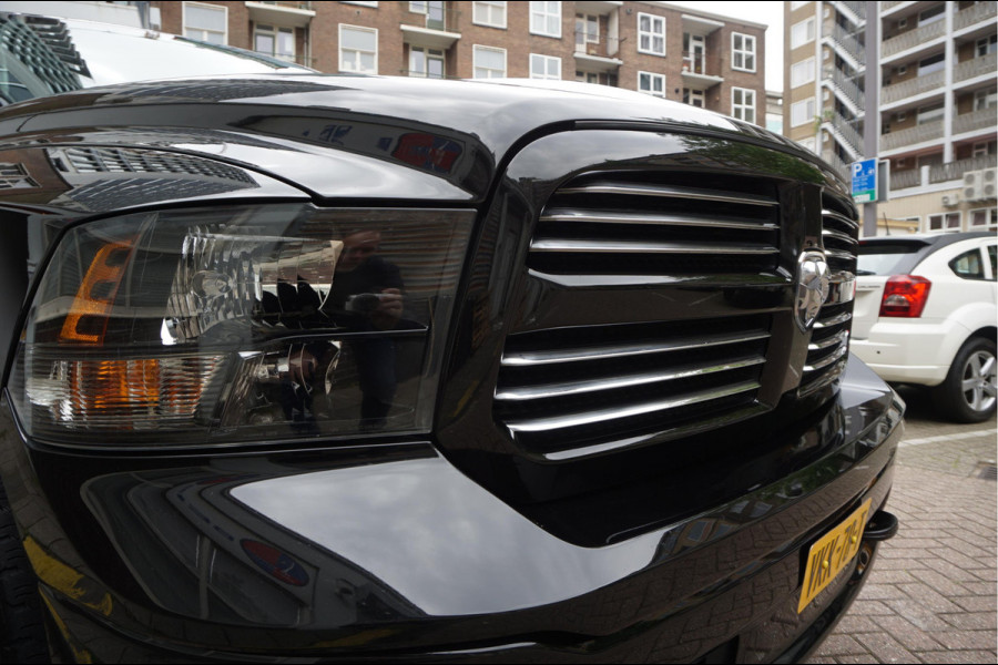 Dodge Ram 1500 5.7 V8 HEMI 4WD | BLACK OPTIC | Classic | 300L LPG | APPLE CARPLAY | Stoel- stuurverwarming | Navigatie | Pano-dak |