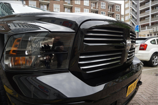 Dodge Ram 1500 5.7 V8 HEMI 4WD | BLACK OPTIC | Classic | 300L LPG | APPLE CARPLAY | Stoel- stuurverwarming | Navigatie | Pano-dak |