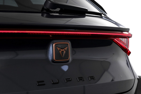 CUPRA Leon Sportstourer 1.4 e-Hybrid 245 PK VZ Performance | Elek. Trekhaak | Memory | Dig. Cockpit | Adapt. Cruise | Stoel-+Stuurverw. | Leder | Camera | NAV+App. Connect | ECC | LM 19" |