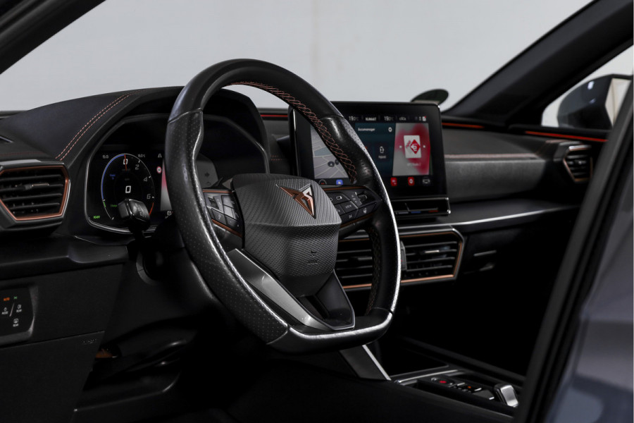 CUPRA Leon Sportstourer 1.4 e-Hybrid 245 PK VZ Performance | Elek. Trekhaak | Memory | Dig. Cockpit | Adapt. Cruise | Stoel-+Stuurverw. | Leder | Camera | NAV+App. Connect | ECC | LM 19" |