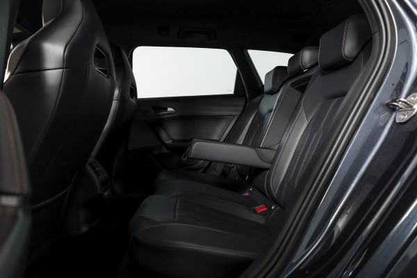 CUPRA Leon Sportstourer 1.4 e-Hybrid 245 PK VZ Performance | Elek. Trekhaak | Memory | Dig. Cockpit | Adapt. Cruise | Stoel-+Stuurverw. | Leder | Camera | NAV+App. Connect | ECC | LM 19" |