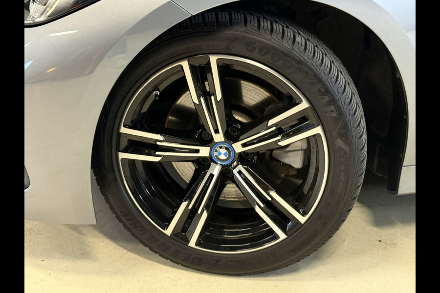 BMW 3 Serie Touring 330e | M-pakket | Lederen sportstoelen | Harman/Kardon | Sfeerverlichting | Full LED
