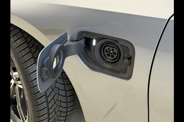 BMW 3 Serie Touring 330e | M-pakket | Lederen sportstoelen | Harman/Kardon | Sfeerverlichting | Full LED