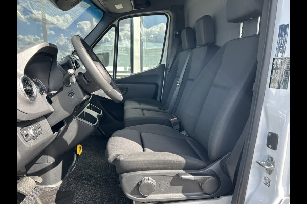 Mercedes-Benz eSprinter 320 L2 Pro 81kWh / Snel laden 115Kw / Trekhaak / MBUX / Navigatie / Camera / Cruise control / Airco / 270 Graden achterdeuren