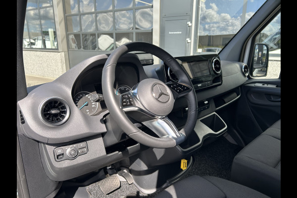 Mercedes-Benz eSprinter 320 L2 Pro 81kWh / Snel laden 115Kw / Trekhaak / MBUX / Navigatie / Camera / Cruise control / Airco / 270 Graden achterdeuren