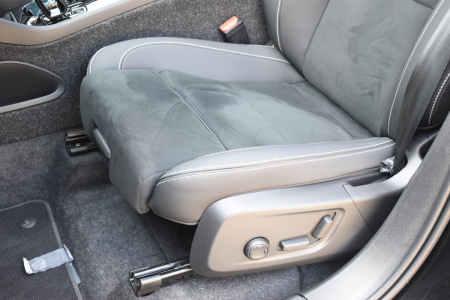 Volvo EX40 Single Motor Extended Range Ultra 82 kWh Navigatie / 360 Camera / 20'' velgen / Panorama schuif-kanteldak / Harman Kardon / Elektrisch verstelbare stoelen met geheugen / Stoelverwarming / Stuurverwarming