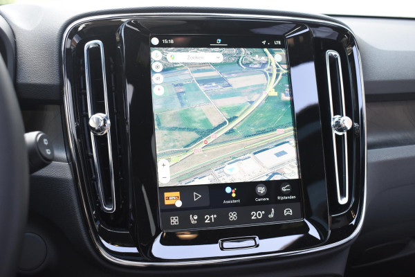 Volvo EX40 Single Motor Extended Range Ultra 82 kWh Navigatie / 360 Camera / 20'' velgen / Panorama schuif-kanteldak / Harman Kardon / Elektrisch verstelbare stoelen met geheugen / Stoelverwarming / Stuurverwarming