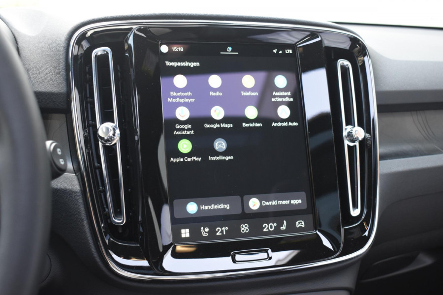 Volvo EX40 Single Motor Extended Range Ultra 82 kWh Navigatie / 360 Camera / 20'' velgen / Panorama schuif-kanteldak / Harman Kardon / Elektrisch verstelbare stoelen met geheugen / Stoelverwarming / Stuurverwarming