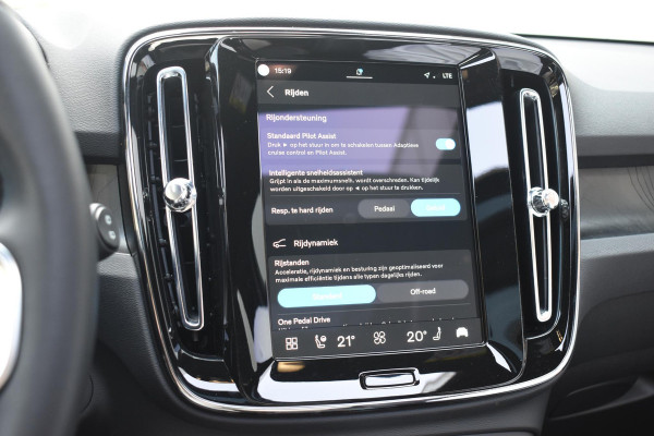 Volvo EX40 Single Motor Extended Range Ultra 82 kWh Navigatie / 360 Camera / 20'' velgen / Panorama schuif-kanteldak / Harman Kardon / Elektrisch verstelbare stoelen met geheugen / Stoelverwarming / Stuurverwarming