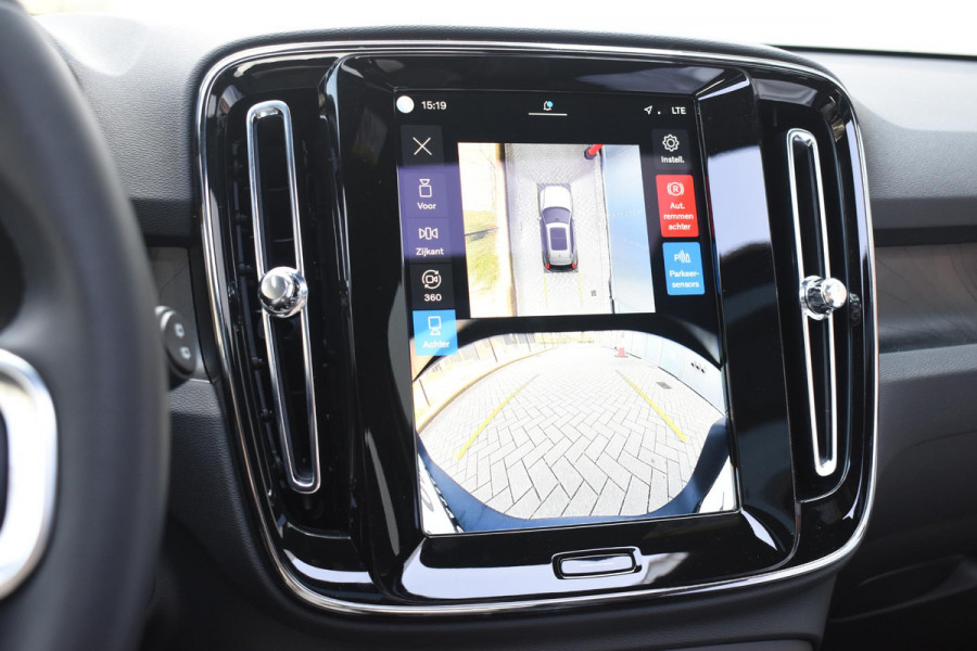 Volvo EX40 Single Motor Extended Range Ultra 82 kWh Navigatie / 360 Camera / 20'' velgen / Panorama schuif-kanteldak / Harman Kardon / Elektrisch verstelbare stoelen met geheugen / Stoelverwarming / Stuurverwarming
