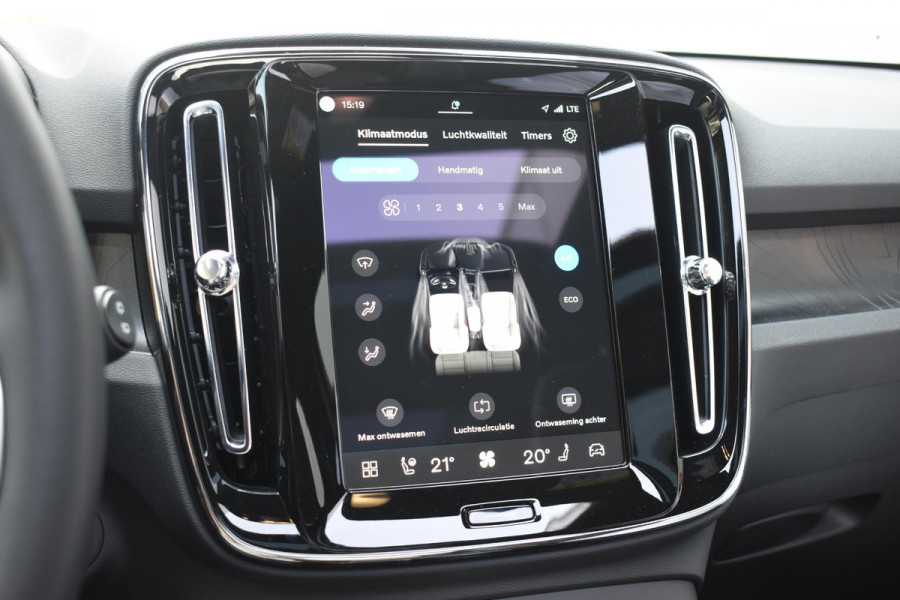 Volvo EX40 Single Motor Extended Range Ultra 82 kWh Navigatie / 360 Camera / 20'' velgen / Panorama schuif-kanteldak / Harman Kardon / Elektrisch verstelbare stoelen met geheugen / Stoelverwarming / Stuurverwarming