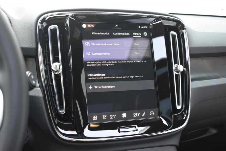 Volvo EX40 Single Motor Extended Range Ultra 82 kWh Navigatie / 360 Camera / 20'' velgen / Panorama schuif-kanteldak / Harman Kardon / Elektrisch verstelbare stoelen met geheugen / Stoelverwarming / Stuurverwarming