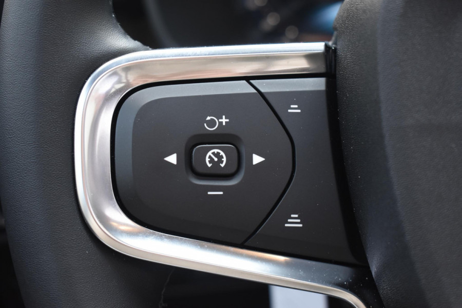 Volvo EX40 Single Motor Extended Range Ultra 82 kWh Navigatie / 360 Camera / 20'' velgen / Panorama schuif-kanteldak / Harman Kardon / Elektrisch verstelbare stoelen met geheugen / Stoelverwarming / Stuurverwarming
