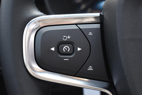 Volvo EX40 Single Motor Extended Range Ultra 82 kWh Navigatie / 360 Camera / 20'' velgen / Panorama schuif-kanteldak / Harman Kardon / Elektrisch verstelbare stoelen met geheugen / Stoelverwarming / Stuurverwarming
