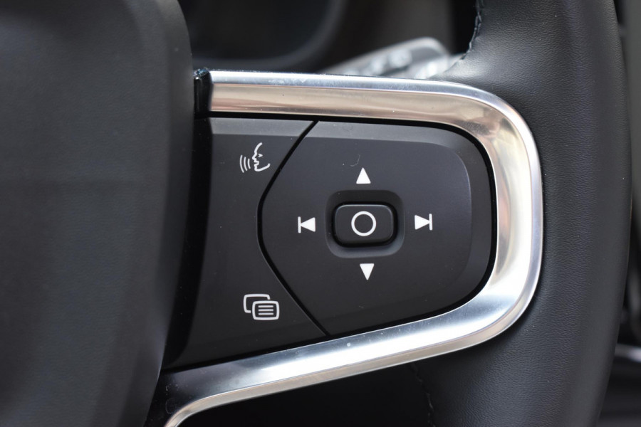 Volvo EX40 Single Motor Extended Range Ultra 82 kWh Navigatie / 360 Camera / 20'' velgen / Panorama schuif-kanteldak / Harman Kardon / Elektrisch verstelbare stoelen met geheugen / Stoelverwarming / Stuurverwarming