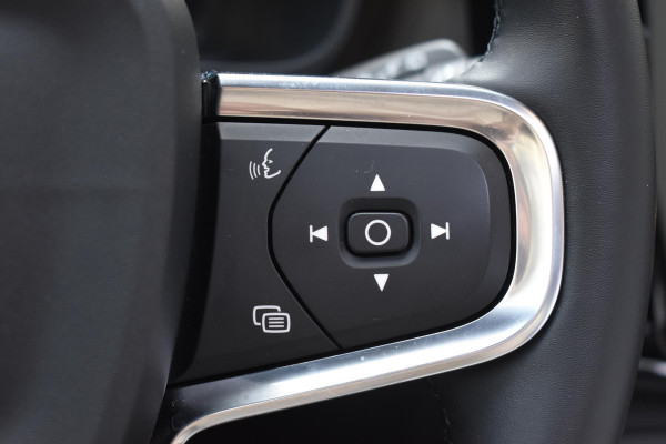 Volvo EX40 Single Motor Extended Range Ultra 82 kWh Navigatie / 360 Camera / 20'' velgen / Panorama schuif-kanteldak / Harman Kardon / Elektrisch verstelbare stoelen met geheugen / Stoelverwarming / Stuurverwarming
