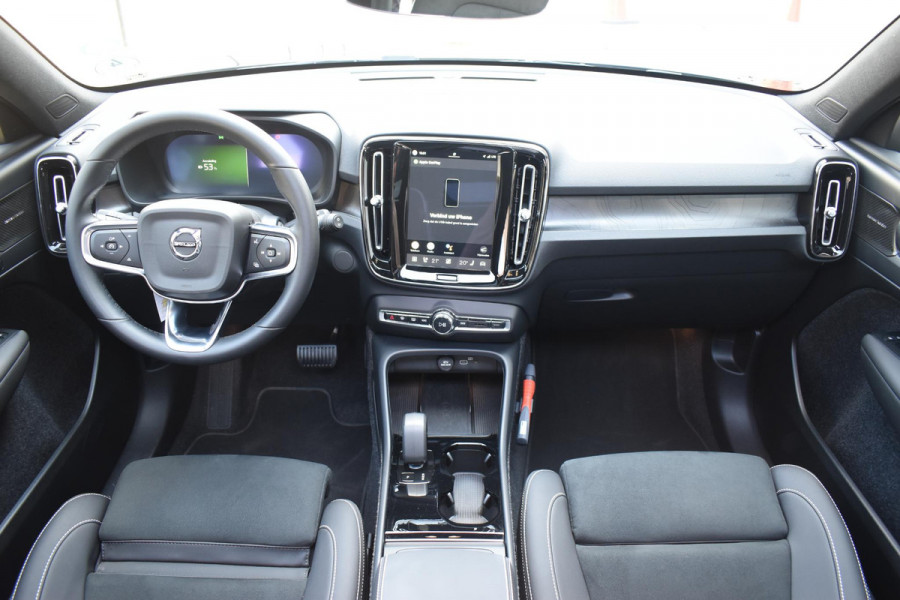 Volvo EX40 Single Motor Extended Range Ultra 82 kWh Navigatie / 360 Camera / 20'' velgen / Panorama schuif-kanteldak / Harman Kardon / Elektrisch verstelbare stoelen met geheugen / Stoelverwarming / Stuurverwarming