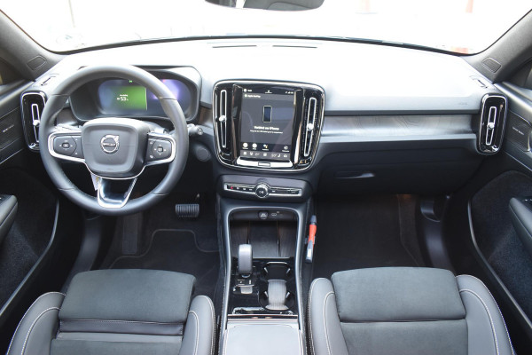 Volvo EX40 Single Motor Extended Range Ultra 82 kWh Navigatie / 360 Camera / 20'' velgen / Panorama schuif-kanteldak / Harman Kardon / Elektrisch verstelbare stoelen met geheugen / Stoelverwarming / Stuurverwarming