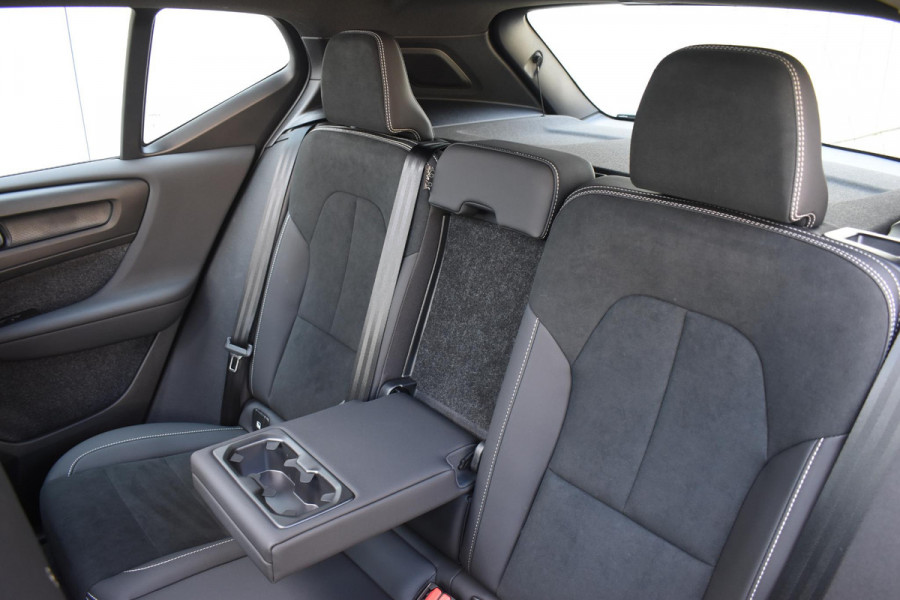 Volvo EX40 Single Motor Extended Range Ultra 82 kWh Navigatie / 360 Camera / 20'' velgen / Panorama schuif-kanteldak / Harman Kardon / Elektrisch verstelbare stoelen met geheugen / Stoelverwarming / Stuurverwarming