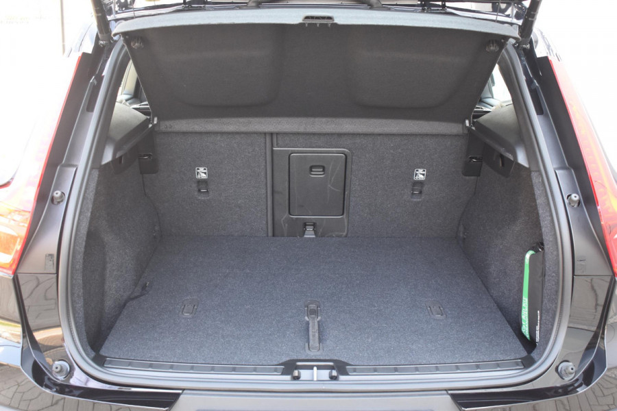 Volvo EX40 Single Motor Extended Range Ultra 82 kWh Navigatie / 360 Camera / 20'' velgen / Panorama schuif-kanteldak / Harman Kardon / Elektrisch verstelbare stoelen met geheugen / Stoelverwarming / Stuurverwarming