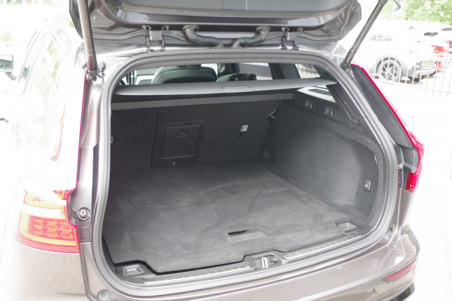 Volvo V60 2.0 T8 Plug-in Hybrid 456 PK AWD Ultimate Dark, Panoramadak, H/K Sound, 360 Camera