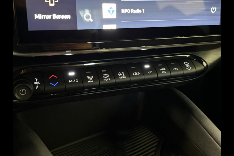 Alfa Romeo junior Elettrica Automaat 156PK Adaptieve Cruise Control LMV 18 inch Full Led Matrix Parkeer sensoren Navigatie Apple Carplay / Android auto  Climate Control