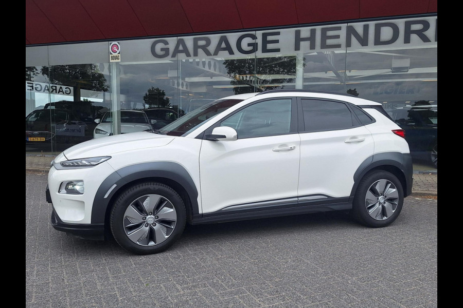 Hyundai Kona EV Premium 64 kWh | SOH: 96,8% | Warmtepomp | Lage km-stand | Leder | HUD | Blindspot | Full LED |