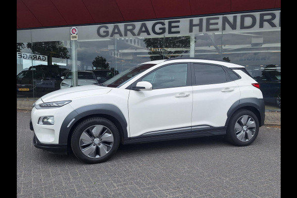 Hyundai Kona EV Premium 64 kWh | SOH: 96,8% | Warmtepomp | Lage km-stand | Leder | HUD | Blindspot | Full LED |
