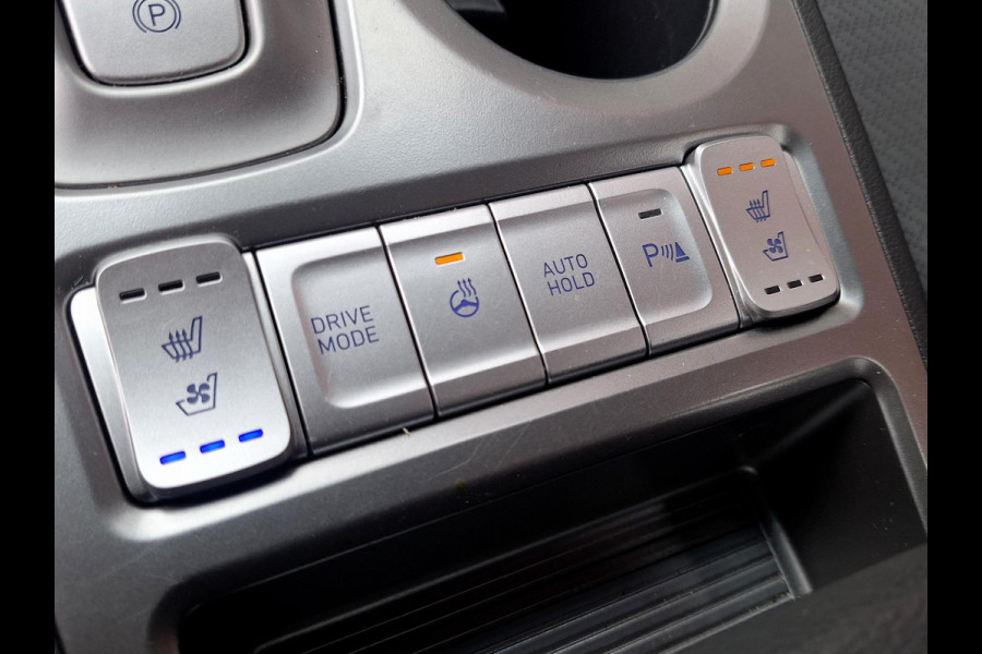 Hyundai Kona EV Premium 64 kWh | SOH: 96,8% | Warmtepomp | Lage km-stand | Leder | HUD | Blindspot | Full LED |