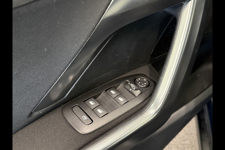 Peugeot 2008 1.2 PureTech Allure Navigatie Apple Carplay Android Auto Parkeersensoren achter Cruise Control Climate Control Lichtmetalen velgen
