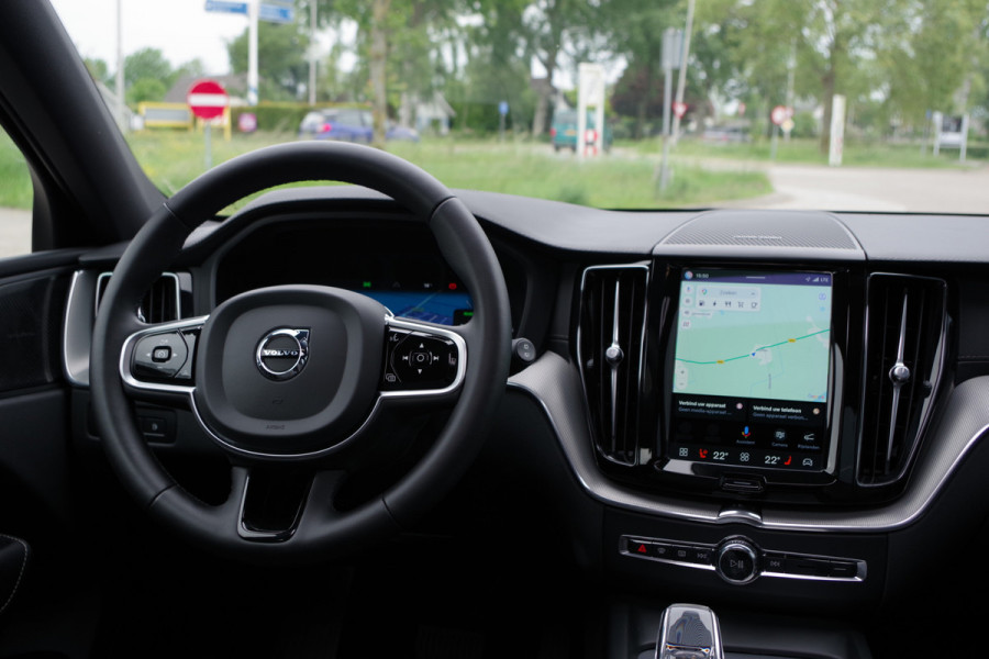 Volvo XC60 2.0 T8 Plug-in Hybrid 456 PK AWD Ultimate Dark, Panoramadak, 360 Camera, Sportstoelen