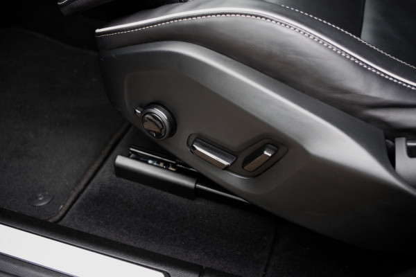 Volvo XC60 2.0 T8 Plug-in Hybrid 456 PK AWD Ultimate Dark, Panoramadak, 360 Camera, Sportstoelen