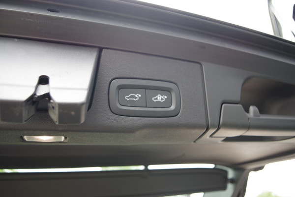 Volvo XC60 2.0 T8 Plug-in Hybrid 456 PK AWD Ultimate Dark, Panoramadak, 360 Camera, Sportstoelen