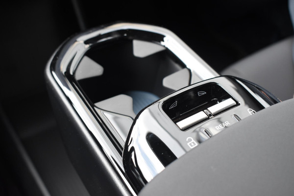 Volvo EX30 Single Motor Extended Range Plus Europa 69 kWh / Adaptive Cruise control / Extra getint glas / Climate Pack / Achteruitrijcamera / Elektrisch verstelbare stoelen / Parkeersensoren V+A
