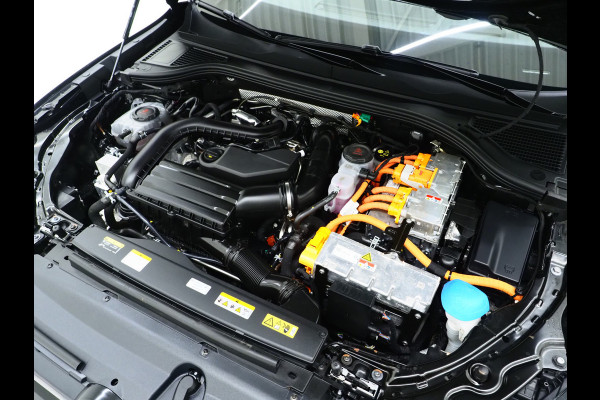 Volkswagen Passat Variant 1.5 eHybrid 204PK | Leder/Alcantara | Massage | Trekhaak | HUD | Camera | Adaptive Cruise | Sfeerlicht | Carplay