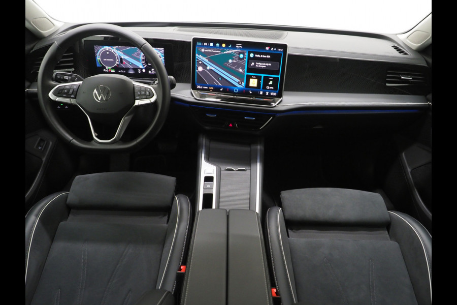 Volkswagen Passat Variant 1.5 eHybrid 204PK | Leder/Alcantara | Massage | Trekhaak | HUD | Camera | Adaptive Cruise | Sfeerlicht | Carplay