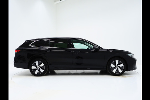 Volkswagen Passat Variant 1.5 eHybrid 204PK | Leder/Alcantara | Massage | Trekhaak | HUD | Camera | Adaptive Cruise | Sfeerlicht | Carplay