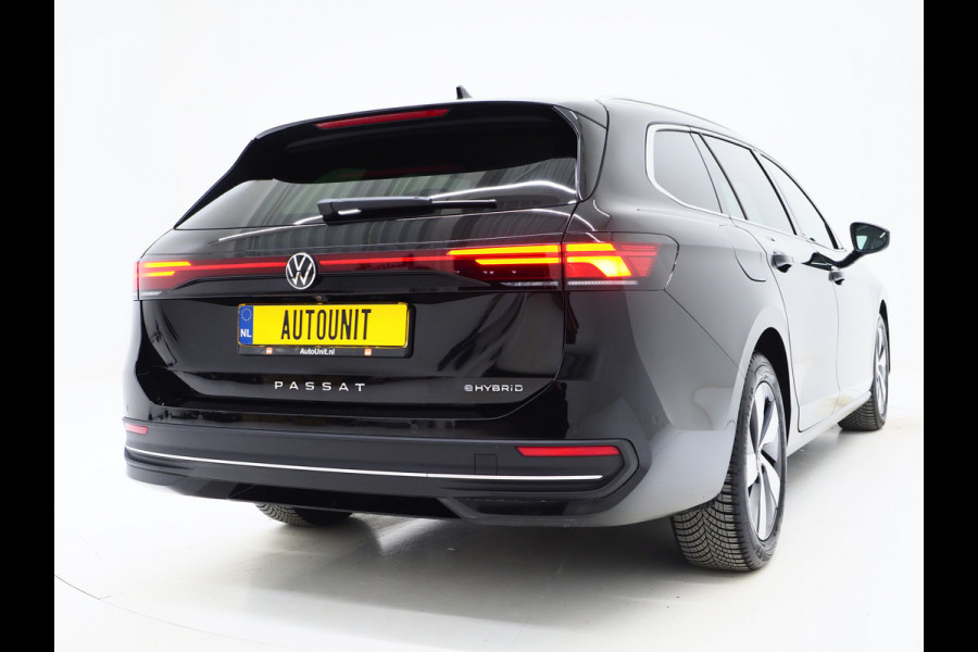 Volkswagen Passat Variant 1.5 eHybrid 204PK | Leder/Alcantara | Massage | Trekhaak | HUD | Camera | Adaptive Cruise | Sfeerlicht | Carplay