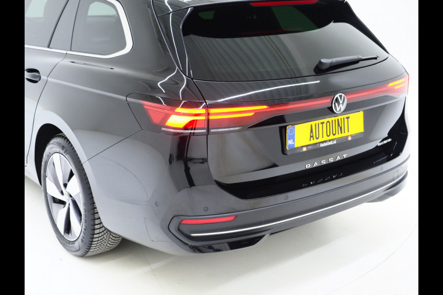 Volkswagen Passat Variant 1.5 eHybrid 204PK | Leder/Alcantara | Massage | Trekhaak | HUD | Camera | Adaptive Cruise | Sfeerlicht | Carplay