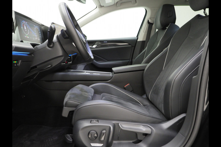 Volkswagen Passat Variant 1.5 eHybrid 204PK | Leder/Alcantara | Massage | Trekhaak | HUD | Camera | Adaptive Cruise | Sfeerlicht | Carplay