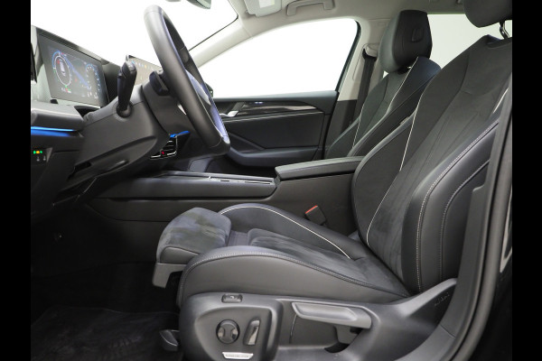 Volkswagen Passat Variant 1.5 eHybrid 204PK | Leder/Alcantara | Massage | Trekhaak | HUD | Camera | Adaptive Cruise | Sfeerlicht | Carplay