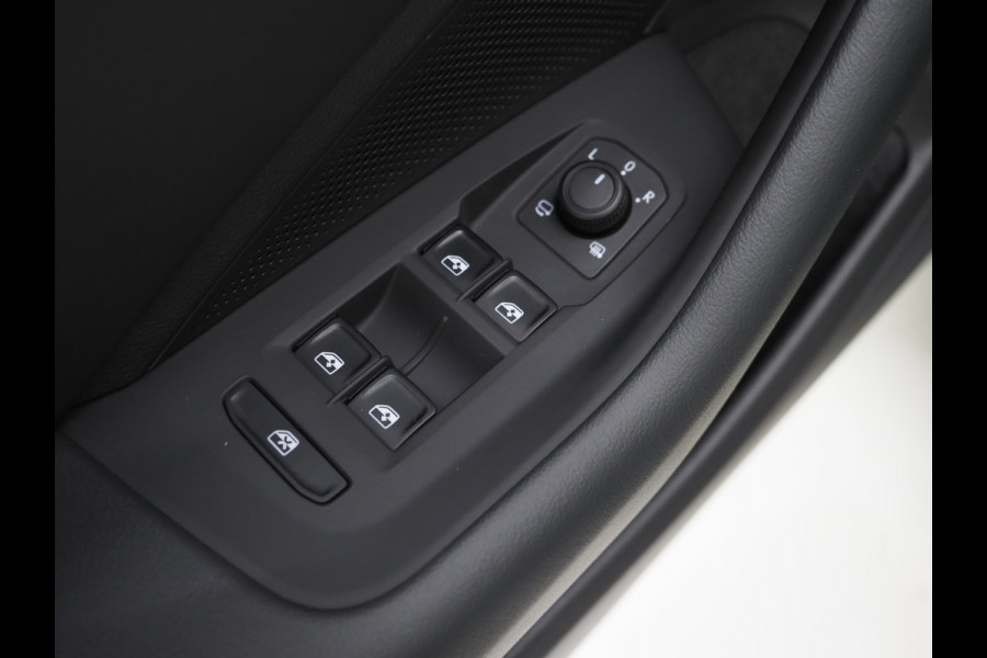 Volkswagen Passat Variant 1.5 eHybrid 204PK | Leder/Alcantara | Massage | Trekhaak | HUD | Camera | Adaptive Cruise | Sfeerlicht | Carplay